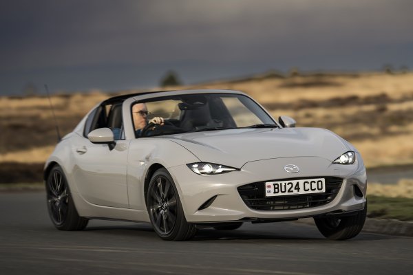 Mazda MX-5 е превъзходен малък спортен автомобил с достъпна цена. Също и един от най-забавните със задно предаане  историята. 

Предлага се с избор от 1,5-литрови и 2,0-литрови бензинови двигатели с мощност между 129 и 181 коня. И двата двигателя са отлични опции, същото ажи и за избора между шестстепенна механична  или шестстепенна автоматична скопостна кутия.

Представянето е добро, като 1,5-литровият автомобил ускорява 0-100 км в час за 8,3 секунди. 2,0-литровият го прави за 6,5 секунди. 

MX-5 се предлага и като фастбек с по-солиден, прибиращ се метален покрив  (наречен RF). Така че има опция и в това отношение.

MX-5 е не само брилянтен автомобил със задно предаване, но и сред най-добрите спортни въобще! Вече не толкова евтин като преди.
